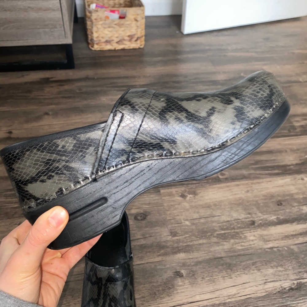 Dansko 41 Black Leather Python Clogs - image 5